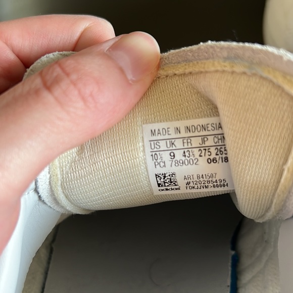 Adidas superstar sneakers, 10.5, light gray snakeskin texture - Picture 4 of 6